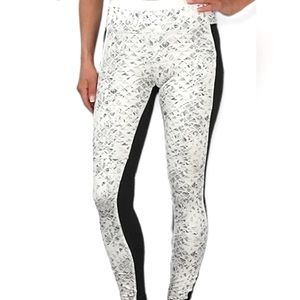 Lululemon Black and Snake Print High Waisted Leggings 8 -Like New